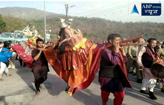 ऋषिकेश त्रिवेणी घाट पर पूजा अर्चना पश्चात हरिद्वार पहुँची देव डोलिया, हरकी पौड़ी पर कल करेंगी स्नान