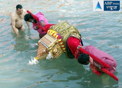 हरिद्वार पहुची देव डोलियों ने किया माँ गंगा मे प्रतीकात्मक स्नान