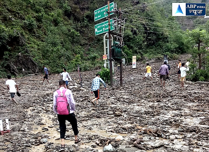 देहरादून मालदेवता रोड पर भारी बारिश  से सड़क पर आए मलवे से रास्ते हुए बंद, जनता परेशान