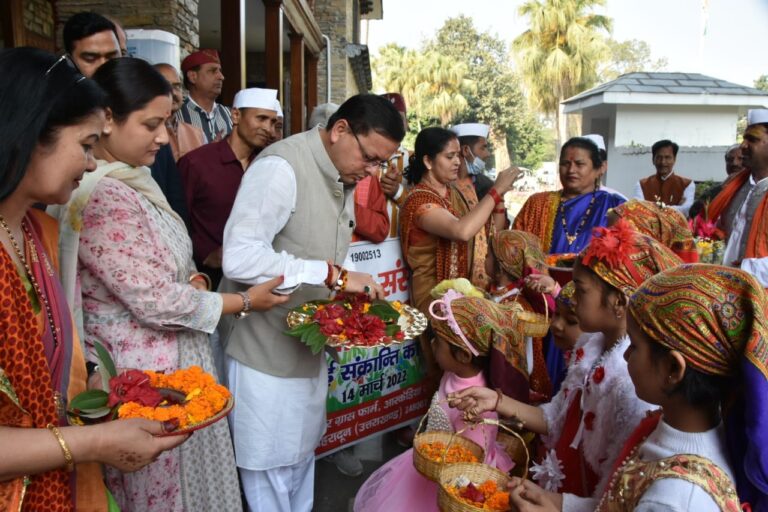 वसंत ऋतु के आगमन पर प्रदेश में हर्षो उल्लास के साथ मनाया गया लोकपर्व फूलदेई। त्योहार को लेकर बच्चों में भारी उत्साह