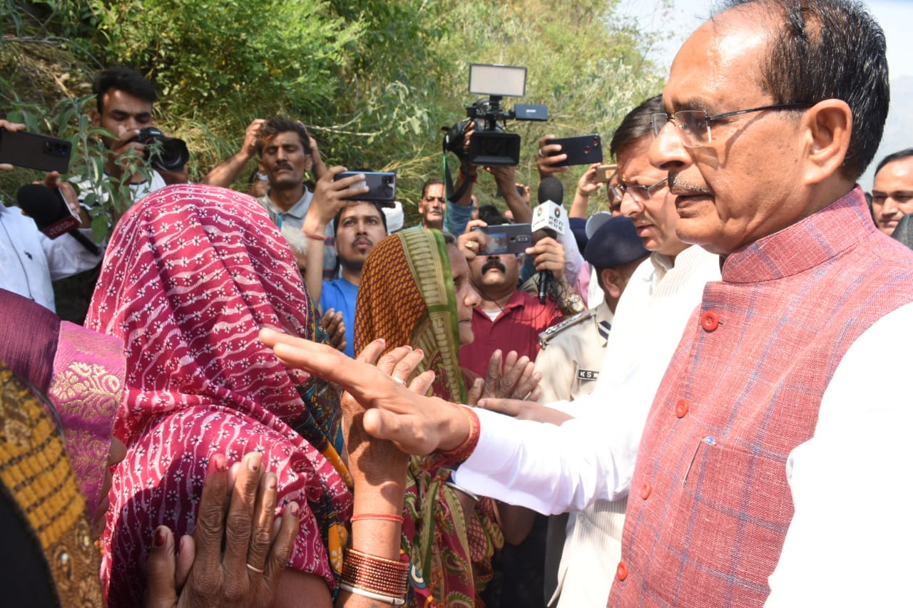 मुख्यमंत्री धामी ने दिए उत्तरकाशी बस हादसे की मजिस्ट्रियल जांच के आदेश ,सीएम शिवराज चौहान ने किया घटनास्थल का दौरा