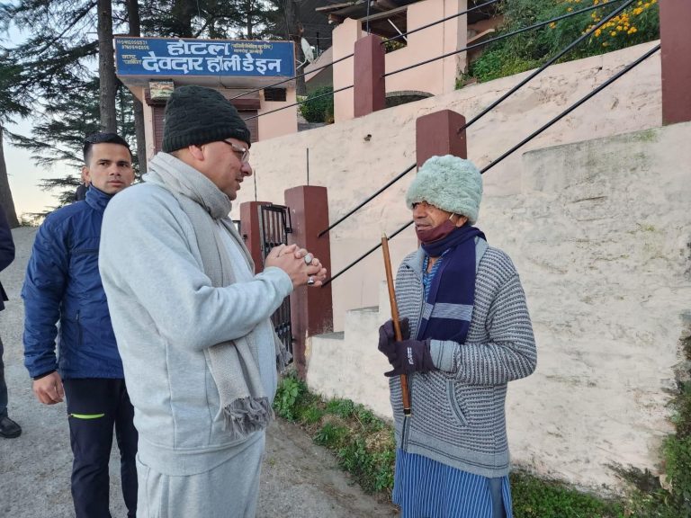 आज अल्मोड़ा की सड़कों पर बिना लाव लश्कर के मॉर्निग वॉक क़ो निकलें सीएम, स्थानीय लोगों से लिया सरकार के कार्यों का जायजा