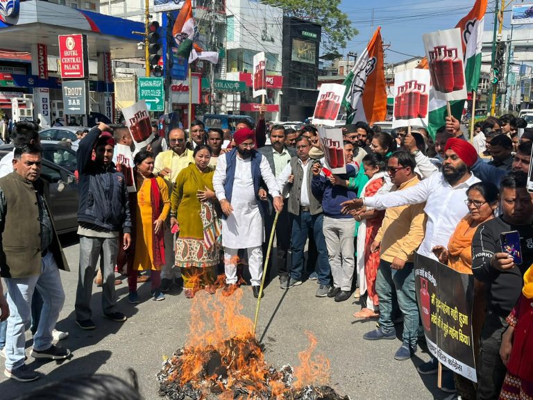 देश में बढ़ती महंगाई के विरोध में  आज उत्तराखंड में कांग्रेसियों ने किया केंद्र सरकार का पुतला दहन,,,,