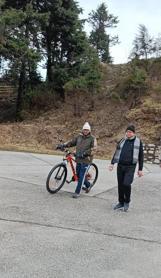 उत्तराखंड गैरसैण में सुबह मॉर्निग वॉक पर निकले सीएम पुष्कर सिंह धामी, आम जनता से की मुलाकात, मुख्य सचिव रहें मौजूद,,,,,