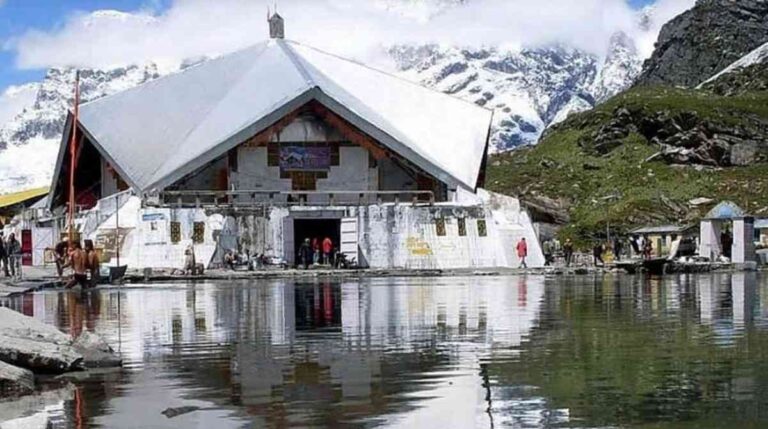 उत्तराखंड भक्तों के लिए खुल जाएंगे आज हेमकुंड साहिब के कपाट, पंज प्यारों की अगुवाई में श्रद्धालुओं का पहला जत्था आज पहुंचा हेमकुंड साहिब,,,,,,