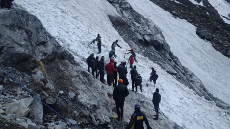 उत्तराखंड सिखों के प्रमुख धर्म स्थल हेमकुंड साहिब दरबार से थोड़ा पहले टूटा ग्लेशियर का बड़ा हिस्सा, चार को बचाया एक महिला लापता,,,,,