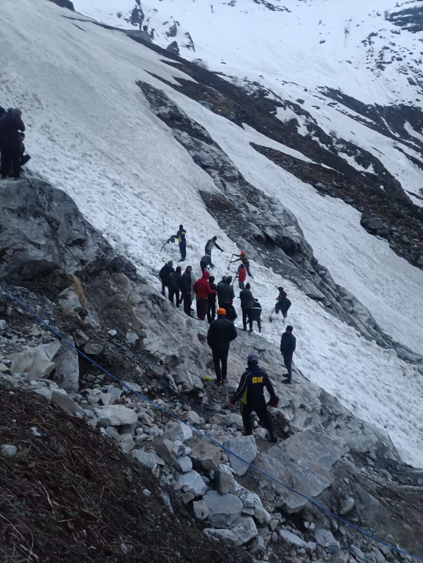 उत्तराखंड सिखों के प्रमुख धर्म स्थल हेमकुंड साहिब दरबार से थोड़ा पहले टूटा ग्लेशियर का बड़ा हिस्सा, चार को बचाया एक महिला लापता,,,,,