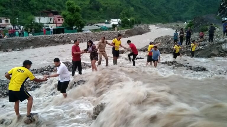 उत्तराखंड टिहरी में अतिवृष्टि के चलते सीतापुर के पास बना अस्थायी पुल बहा, SDRF ने फंसे 100 लोगों को किया सकुशल रेस्क्यू,,,,,,, 