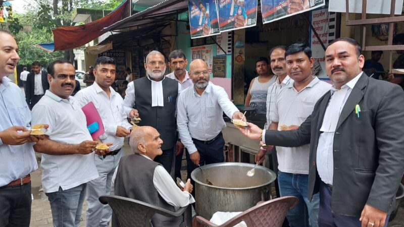 जिला कचहरी रोशनाबाद हरिद्वार में चंद्रयान 3 की सफलता की खुशी में अधिवक्ताओं द्वारा किया गया हलवे का वितरण,,,,,