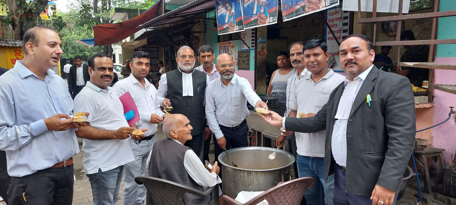 जिला कचहरी रोशनाबाद हरिद्वार में चंद्रयान 3 की सफलता की खुशी में अधिवक्ताओं द्वारा किया गया हलवे का वितरण,,,,,