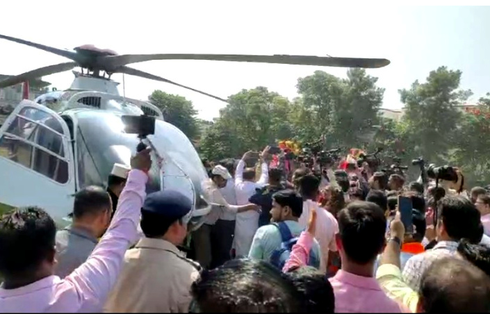 उत्तराखंड आज सीएम धामी की सुरक्षा मे दिखी लापरवाही, अपनी जान को जोखिम में डालकर चलते हेलीकाप्टर के पास गुलदस्ता लेकर पहुंचे मंत्री और कार्यकर्ता,,,,, 