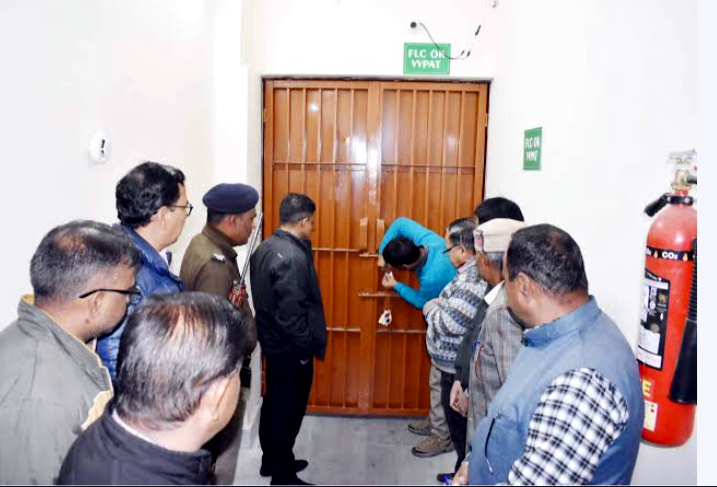 डीएम हिमांशु खुराना ने राजनीतिक दलों के पदाधिकारियों की मौजूदगी में ईवीएम वेयर हाउस का किया मासिक निरीक्षण,,,,,