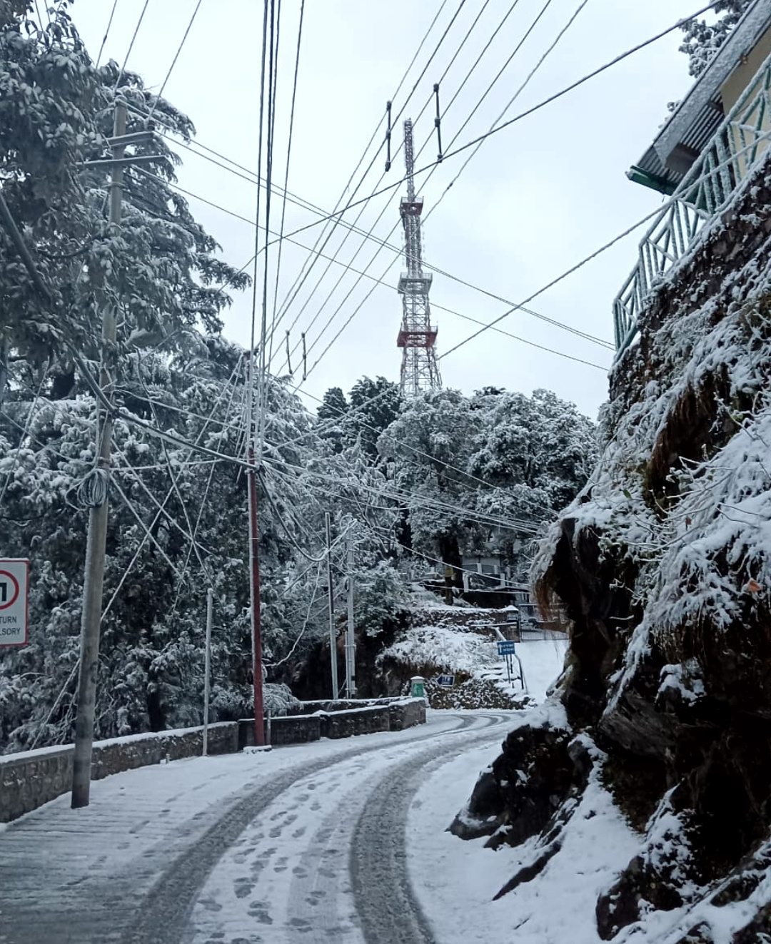 उत्तराखंड मौसम ने ली करवट चकराता में हुई सीजन की पहली बर्फबारी, गंगोत्री-यमुनोत्री में भी कुदरत मेहरबान,,,,,,,