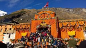 badrinath-dham-doors-closed_1668838334.jpeg