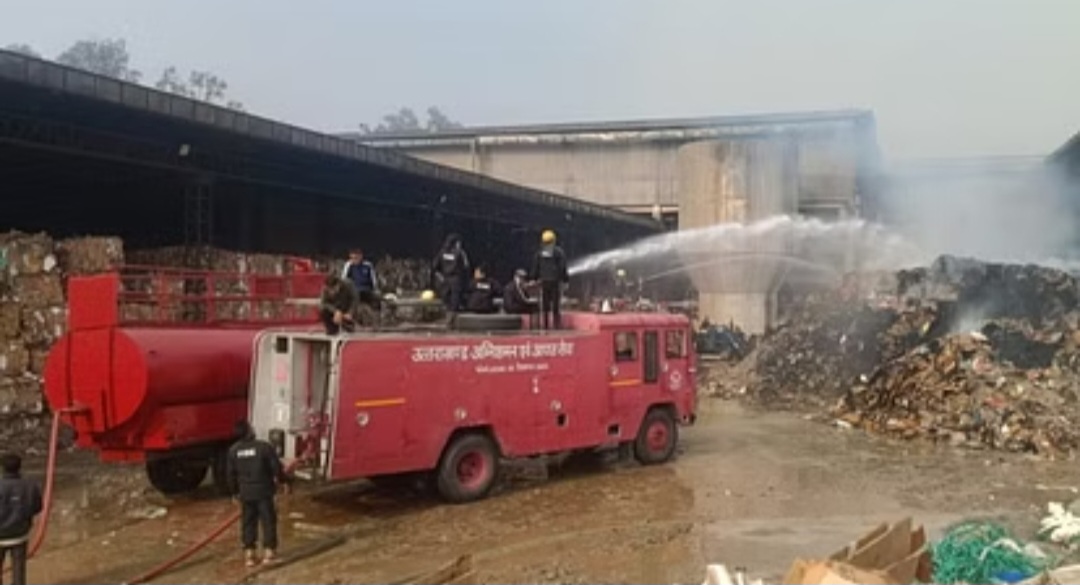 उत्तराखंड रुड़की नारसन पेपर मिल के गोदाम में लगी भीषण आग, एक करोड रुपए का माल जलकर हुआ राख,,,,