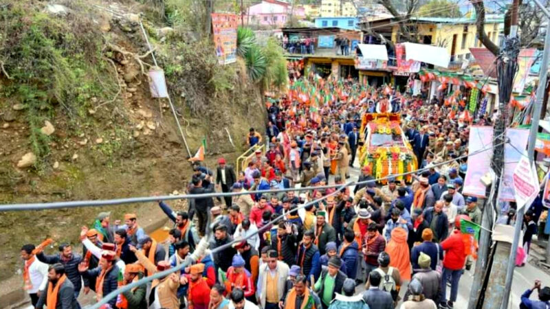 उत्तराखंड के बड़कोट में सीएम धामी के रोड शो में उमड़ा जन सैलाब,क्षेत्रीय जनता ने की मुख्यमंत्री पर पुष्प वर्षा,,,,