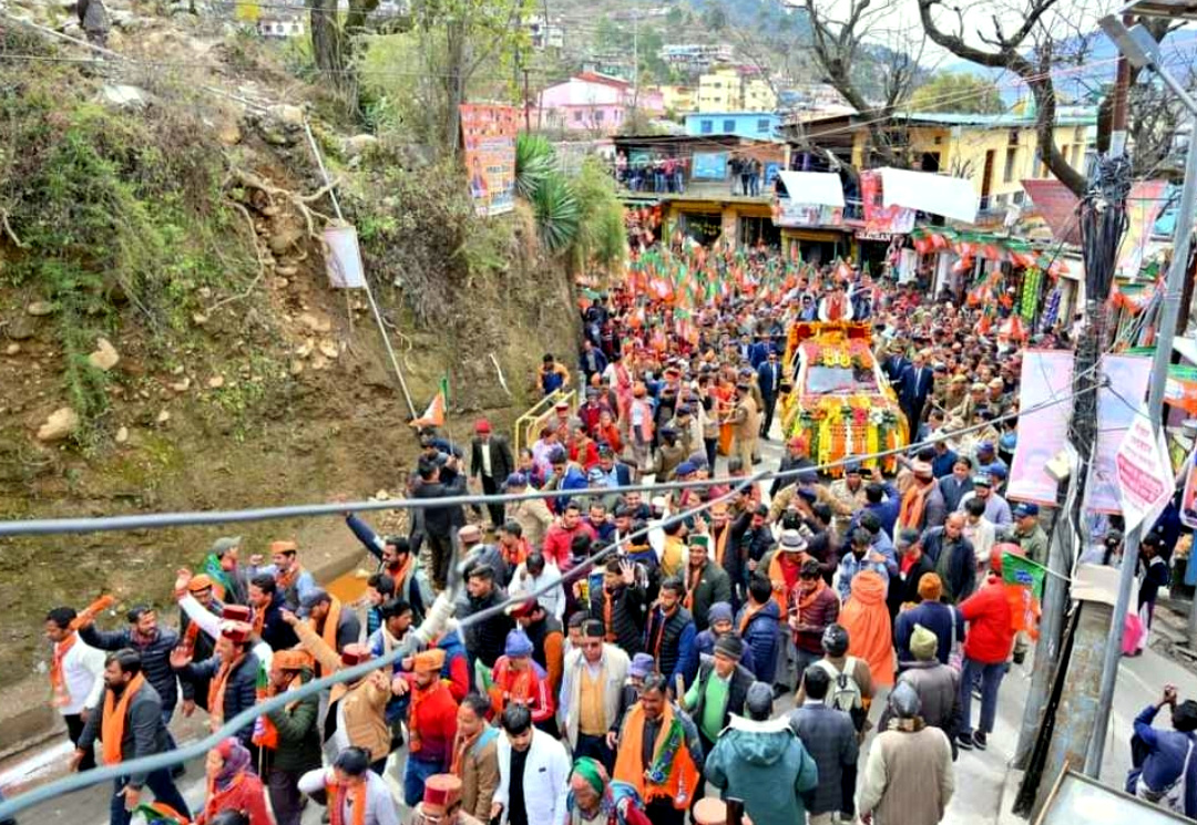 उत्तराखंड के बड़कोट में सीएम धामी के रोड शो में उमड़ा जन सैलाब,क्षेत्रीय जनता ने की मुख्यमंत्री पर पुष्प वर्षा,,,,