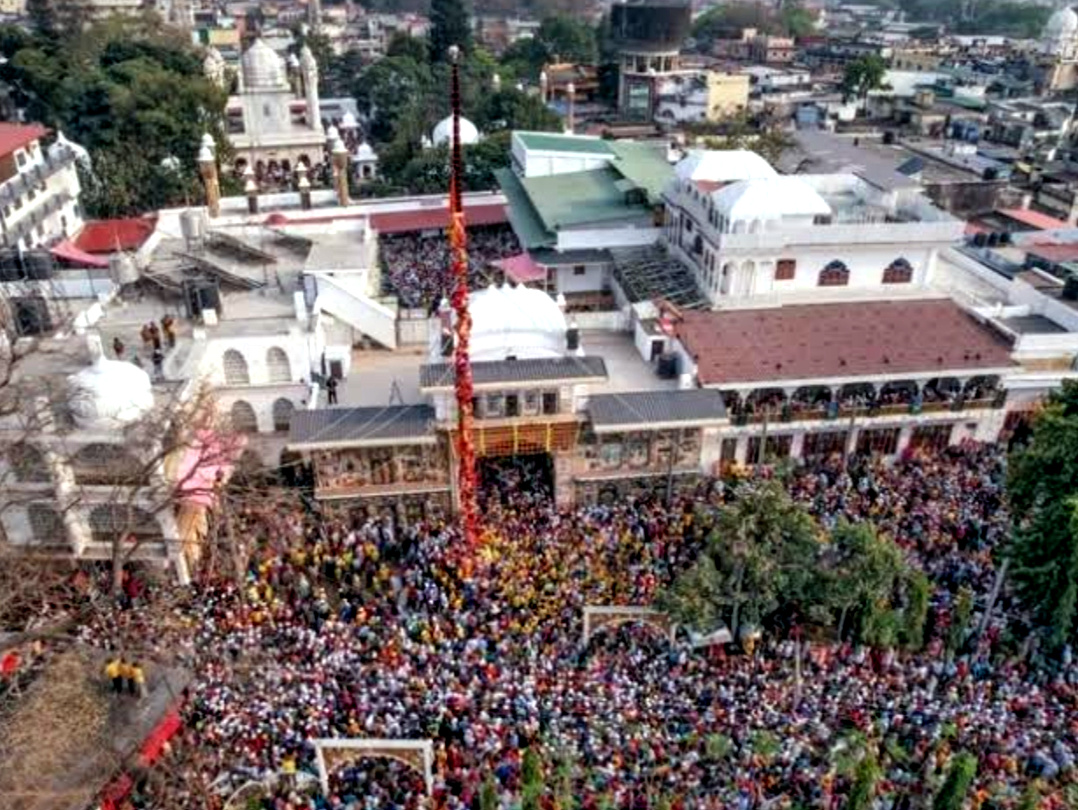 देहरादून झंडा मेला का सफल आयोजन संपन्न होने पर सूर्यकांत धस्माना ने महंत देवेंद्र दास जी को किया सम्मानित,,,,,