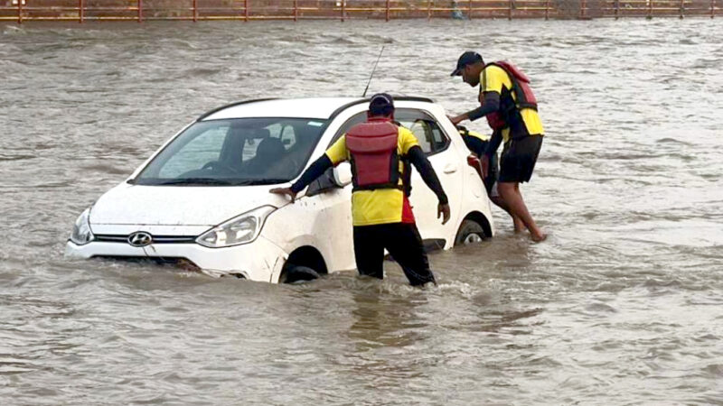 उत्तराखंड धर्मानगर हरिद्वार के खड़खड़ी में बरसाती नाला आया उफान पर, पहली बरसात में कई वाहन बहे, SDRF ने बहती गाड़ियों को पानी से निकला,,,,