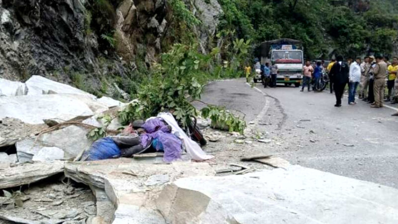 उत्तराखंड चारधाम यात्रा मार्ग पर हुआ बड़ा हादसा, कर्णप्रयाग गोचर के बीच पहाड़ी से चट्टान गिरने से दो लोगों की हुई दर्दनाक मौत,,,