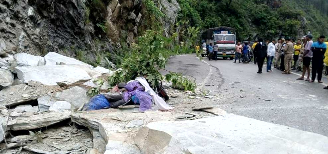 उत्तराखंड चारधाम यात्रा मार्ग पर हुआ बड़ा हादसा, कर्णप्रयाग गोचर के बीच पहाड़ी से चट्टान गिरने से दो लोगों की हुई दर्दनाक मौत,,,