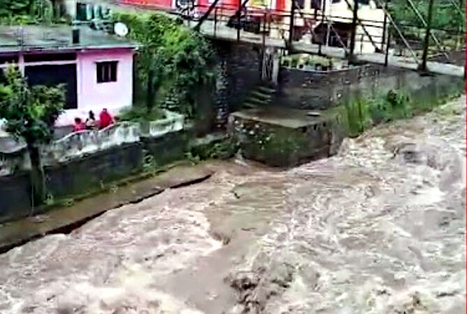 उत्तराखंड लगातार हो रही बारिश लगातार बढ़ रहा है बालगंगा का जलस्तर, प्रदेश में 115 सड़कें बंद, गोमुख तपोवन ट्रैक की यात्रा पर प्रतिबंध,,,,,