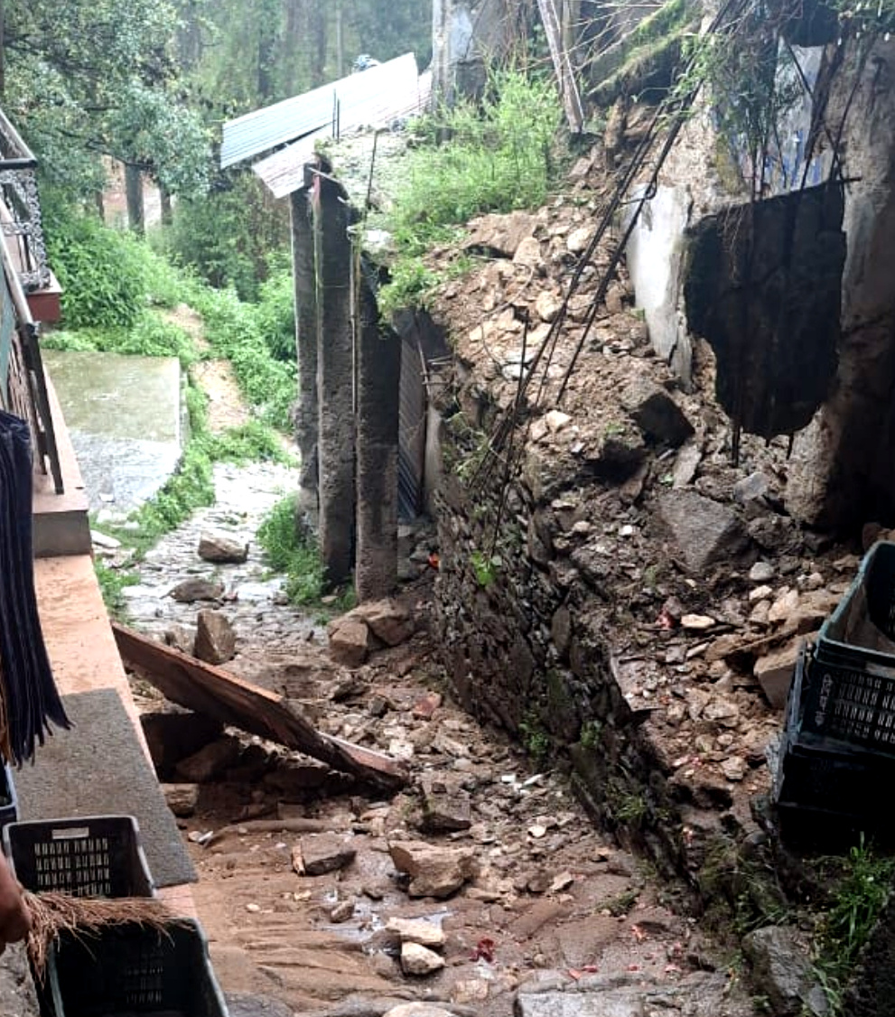 उत्तराखंड भारी बारिश से बुढना के फतेडू बाजार में टला बड़ा हादसा तीन मंजिला मकान हुई धराशाई,,,,