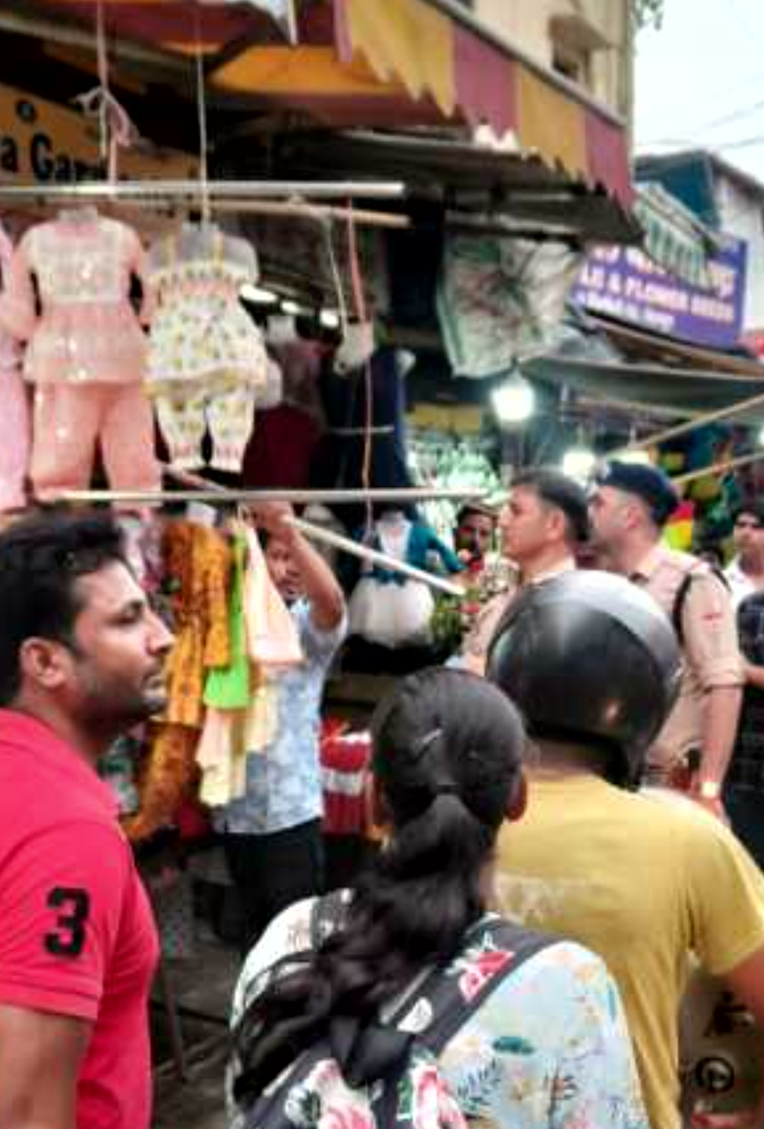 देहरादून पलटन बाजार में फुटपाथ पर कब्ज़ा, अतिक्रमण करने वाले दुकानदारो के विरुद्द हुई कठोर कार्यवाई,,,,,,