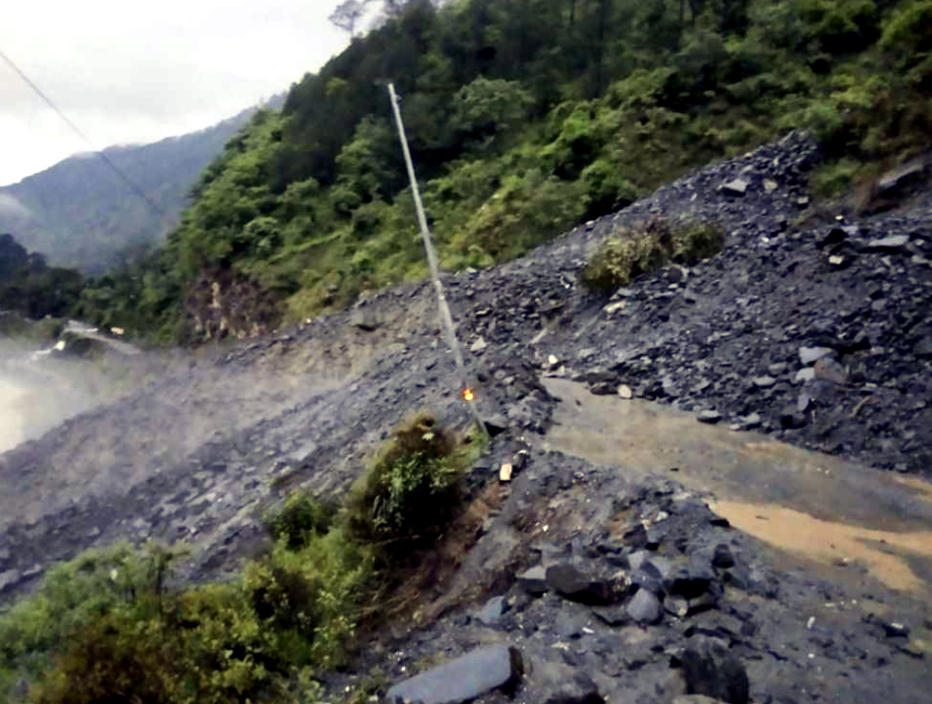 उत्तराखंड में लैंड स्लाइडिंग/मलवा आने से गंगोत्री राष्ट्रीय राजमार्ग बिशनपुर, नेताला व सैंज के पास और यमुनोत्री राष्ट्रीय राजमार्ग पर डाबरकोट पर मार्ग अवरुद्ध,,,,,,