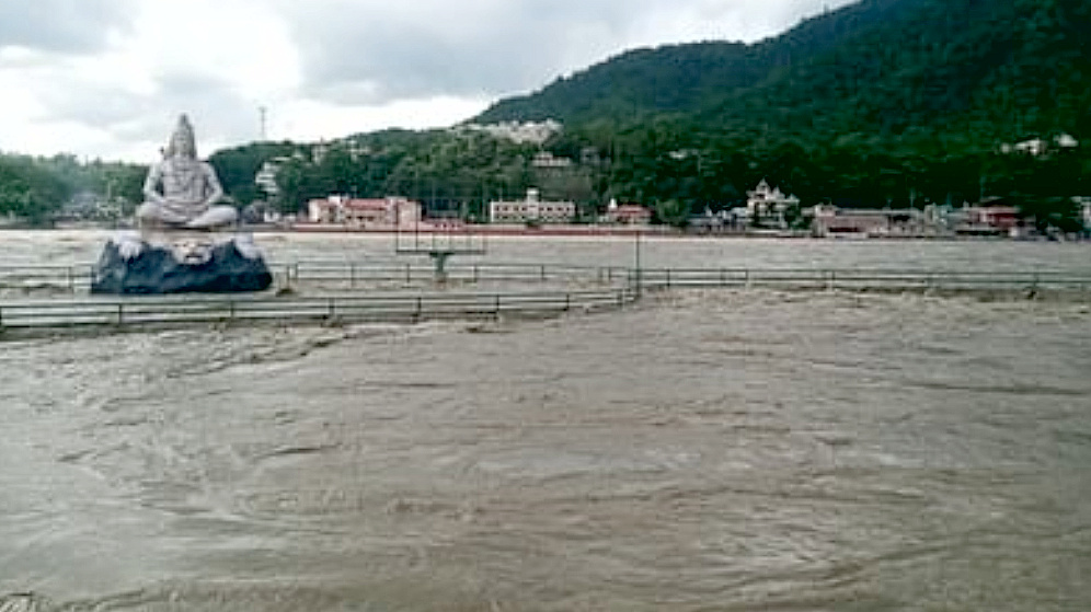 उत्तराखंड हरिद्वार-ऋषिकेश में खतरे की निशान के ऊपर बढ़ा गंगा का जल स्तर, प्रशासन ने घाटों पर श्रद्धालुओं को किया अलर्ट,,,,