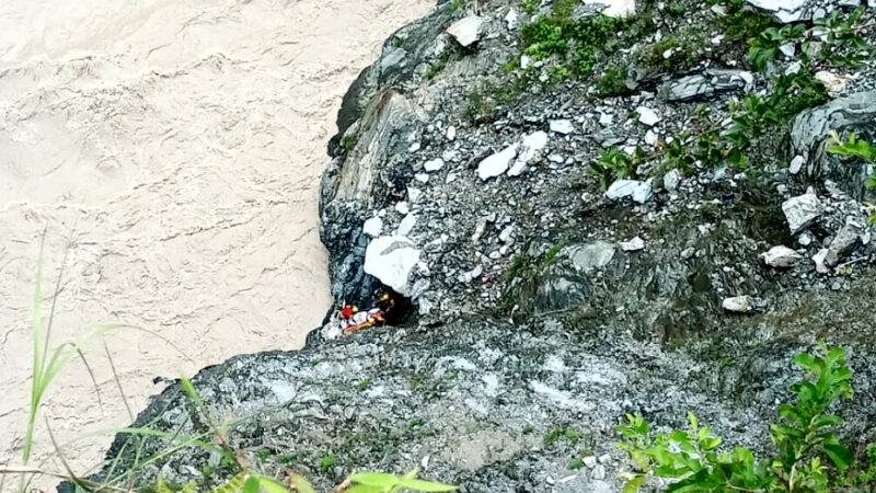 उत्तराखंड दुखद समाचार, चमोली में हुआ बड़ा हादसा, पति की मौत पत्नी घायल, एसडीआरएफ ने किया रेस्क्यू ऑपरेशन,,,,,,