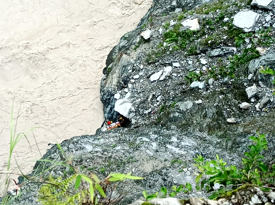 उत्तराखंड दुखद समाचार, चमोली में हुआ बड़ा हादसा, पति की मौत पत्नी घायल, एसडीआरएफ ने किया रेस्क्यू ऑपरेशन,,,,,,