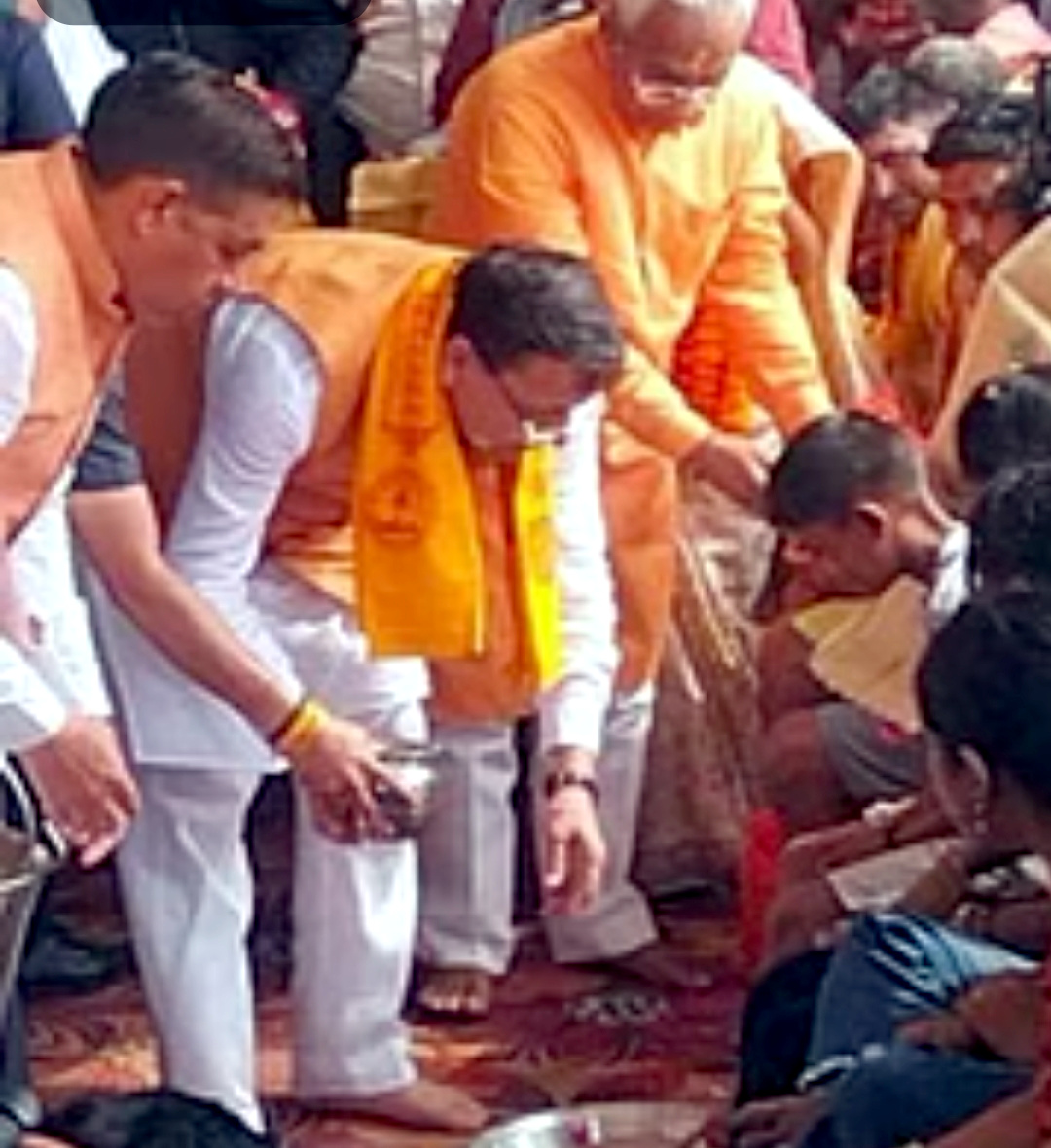 हरिद्वार कावड़ यात्रा में चरण धोकर और पुष्पवर्षा कर CM पुष्कर सिंह धामी ने लिया कांवड़ियों का आशीर्वाद, पुष्प वर्षा से कांवड़ियों में भारी उत्साह,,,,
