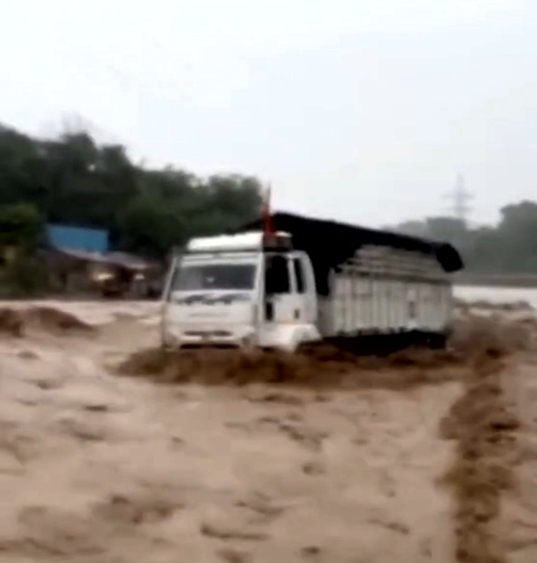 उत्तराखंड हरिद्वार में हुई तेज बरसात से कावड़ियों का एक ट्रक गंगा में बहा,,,,,