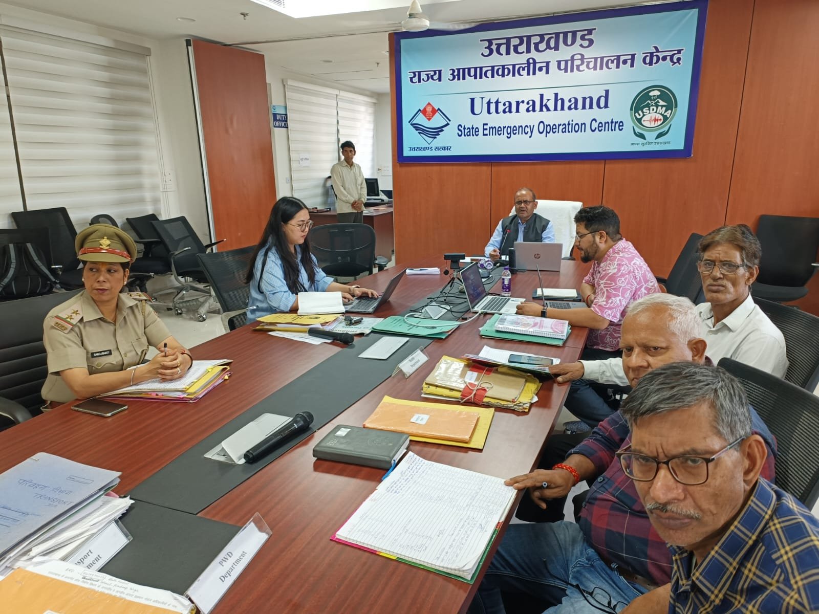 उत्तराखंड दो दिन में खोलें बंद हुई सड़कें, लापरवाही बरतने वाले अधिकारियों के खिलाफ होगी कार्रवाई,,,,,,