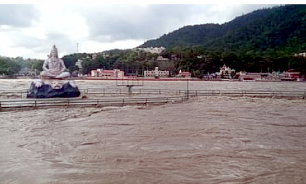 उत्तराखंड ऋषिकेश में गंगा का जल स्तर 28 सेमी चेतावनी रेखा ऊपर बढ़ा, निचले इलाकों में बरतें एहतियात, अलर्ट जारी,,,,,