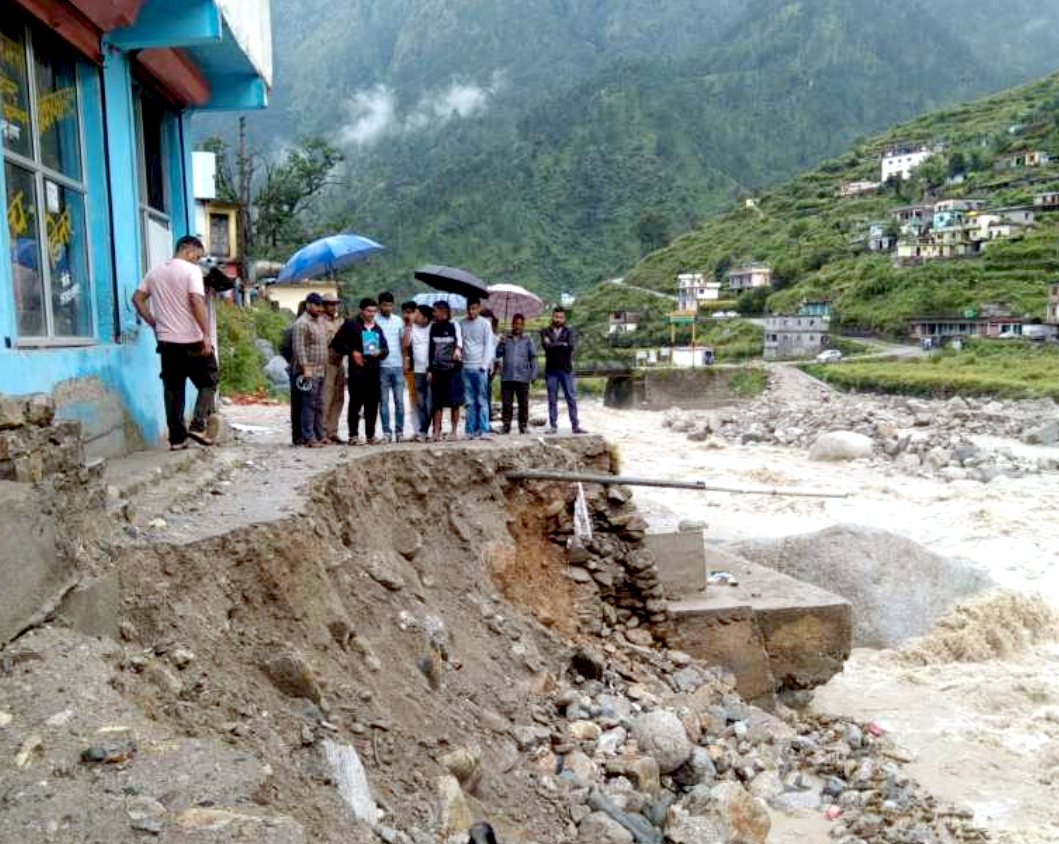 उत्तराखंड टिहरी झाला नाला के ऊपर 100-150 मीटर ऊपर बादल फटा है, बूढाकेदार-पिंस्वाड मार्ग में हुई क्षति,,,,,