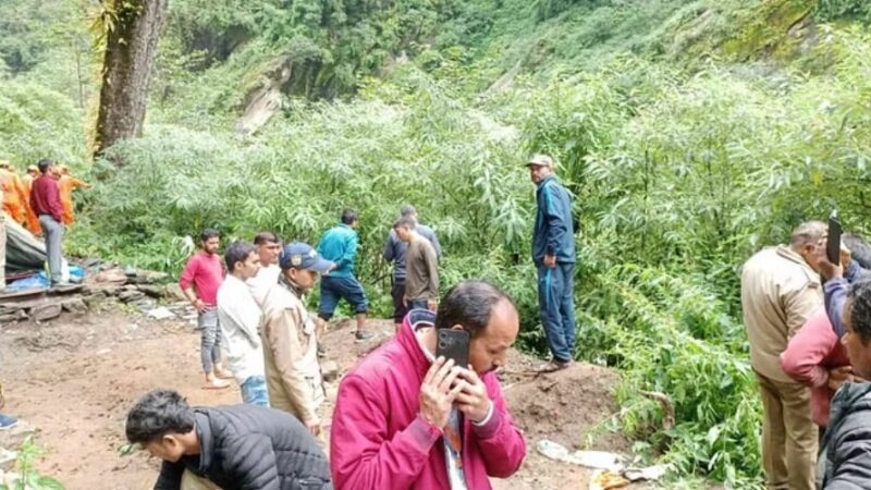 उत्तराखंड केदारनाथ यात्रा मार्ग पर गौरीकुंड के पास हुआ बड़ा हादसा, 14 श्रद्धालु थे सवार, 3 गंभीररूप से घायल 10 को मामूली चोटे और एक लापता,,,,