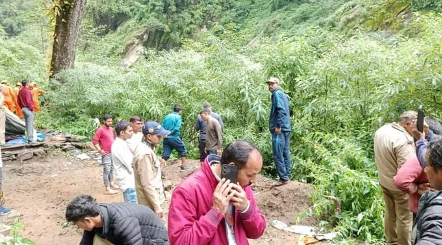 उत्तराखंड केदारनाथ यात्रा मार्ग पर गौरीकुंड के पास हुआ बड़ा हादसा, 14 श्रद्धालु थे सवार, 3 गंभीररूप से घायल 10 को मामूली चोटे और एक लापता,,,,