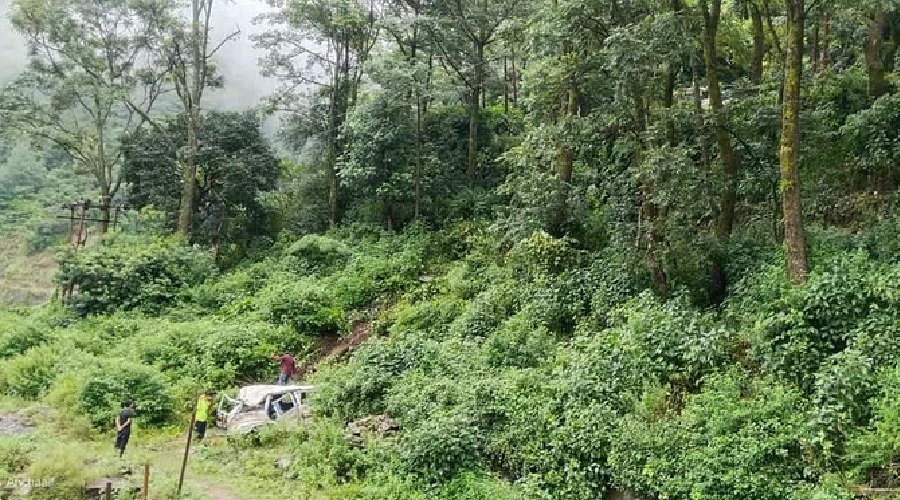 उत्तराखंड रुद्रप्रयाग के बांसवाड़ा में हुआ हादसा, खाई में गिरा वाहन जिसमें सात लोग थे सवार,,,,,