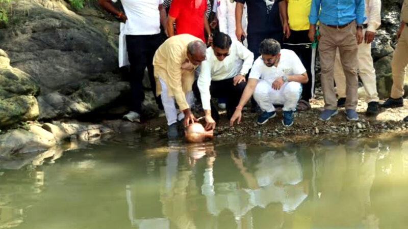 उत्तराखंड डीएम ने ‘‘अग्रेजी नमक कानून’’ ‘नून’ नदी से जल भरकर दिलाई स्वतत्रंता आन्दोलन की याद,,,,