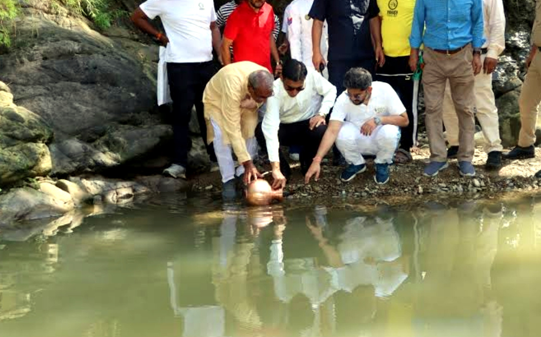 उत्तराखंड डीएम ने ‘‘अग्रेजी नमक कानून’’ ‘नून’ नदी से जल भरकर दिलाई स्वतत्रंता आन्दोलन की याद,,,,