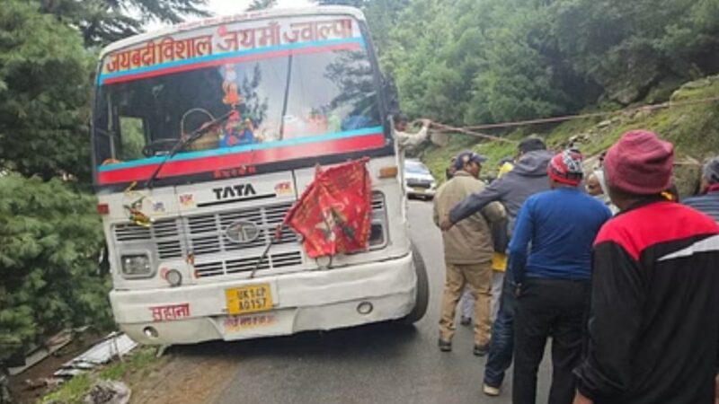 उत्तराखंड गंगोत्री हाईवे पर हर्षिल के पास अचानक  सड़क का पुस्ता टूटने से हवा में लटकी बस, 40 यात्री थे सवार,,,,