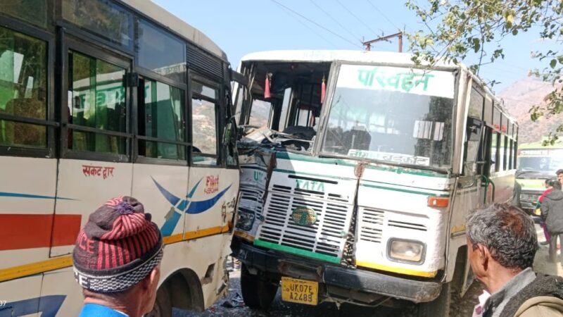 उत्तरकाशी में रोडवेज और प्राइवेट बस में हुई आमने-सामने की टक्कर, चालक और सवारों को लगी गंभीर चोटे,,,,,