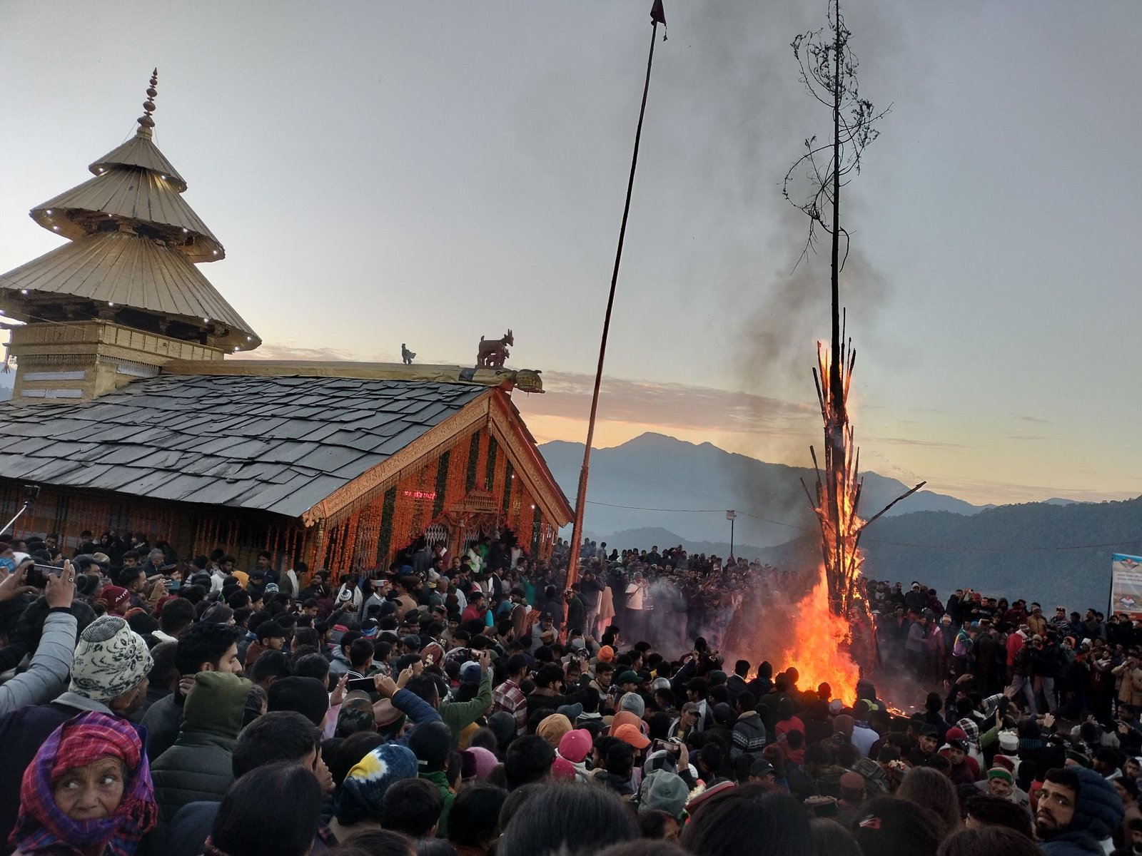 उत्तरकाशी हर्षोल्लास से मनाया गया लोकपर्व देवलांग, हजारों श्रद्धालुओं उत्सव के बने साक्षी,,,,,,