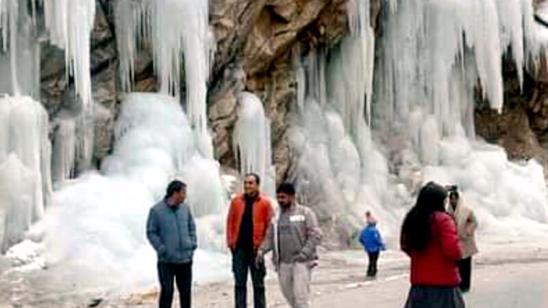 उत्तराखंड नीती घाटी में झरने जमें,घाटी पहुंचे पर्यटक जमें झरनों को देखकर हुए रोमांचित,,,,