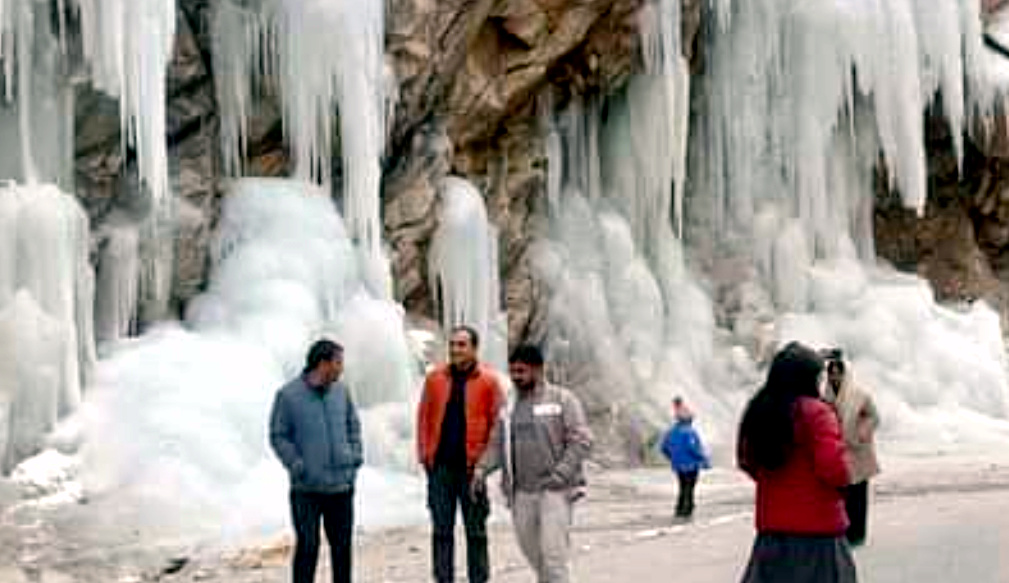 उत्तराखंड नीती घाटी में झरने जमें,घाटी पहुंचे पर्यटक जमें झरनों को देखकर हुए रोमांचित,,,,