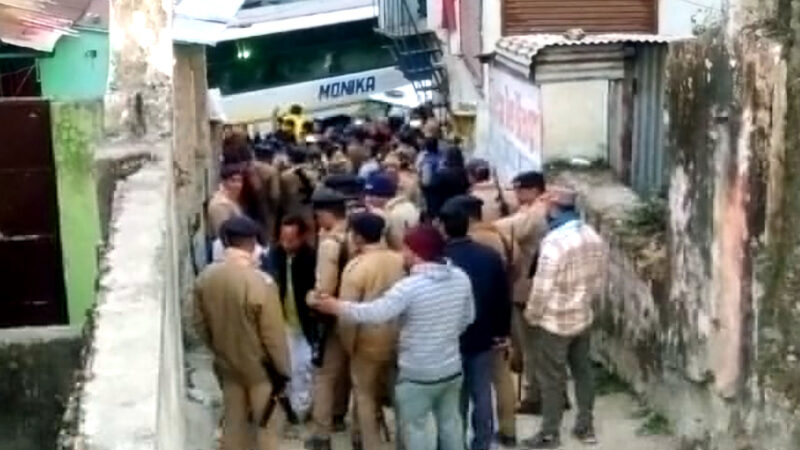 उत्तराखंड में उतरकाशी के बड़कोट में मतदान के दौरान हुआ हंगामा,पुलिस ने बल प्रयोग कर किया स्थिति पर काबू,,,,,,,