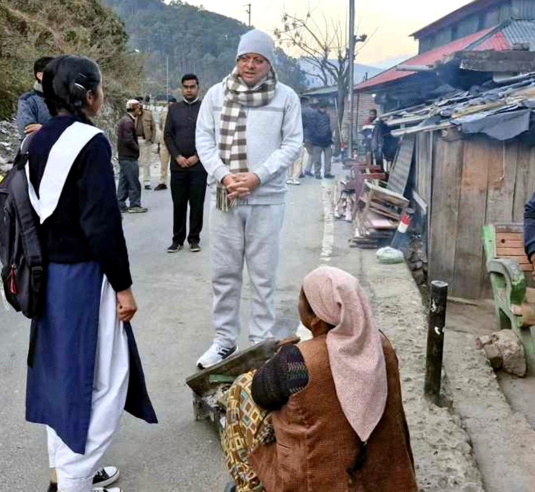 उत्तराखंड हनोल मे मॉर्निंग वॉक करते सीएम धामी ने परीक्षा देने जाते बच्चों क़ो क़ो दी शुभकामनायें,,,