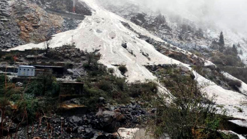 उत्तराखंड गंगोत्री राष्ट्रीय राजमार्ग डबरानी के पास हुआ बाधित, गंगनानी से डबरानी के बीच हो रही बारिश से पहाड़ी से लगातार गिर रहे हैं पत्थर,,,,,